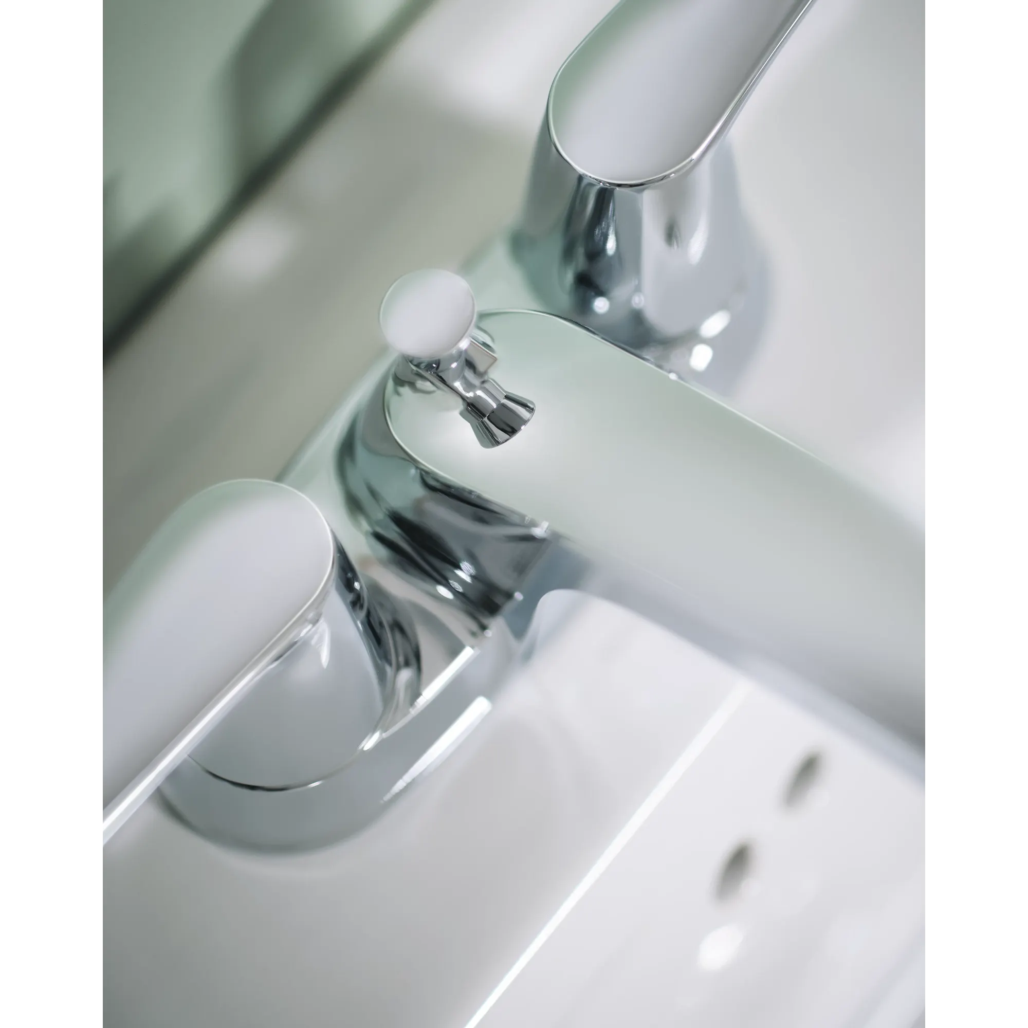 Chateau Chrome two-handle low arc bathroom faucet - Image 4