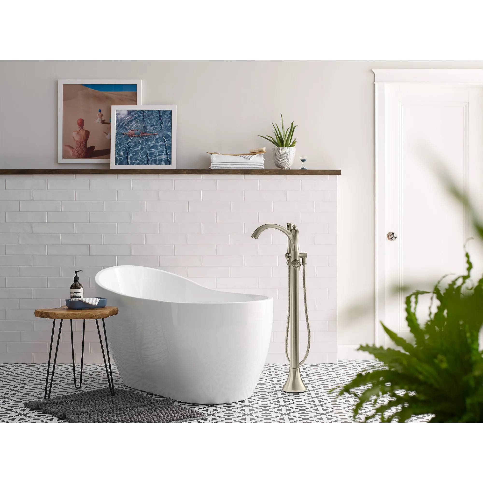 Wynford Chrome one-handle tub filler includes hand shower - Image 2
