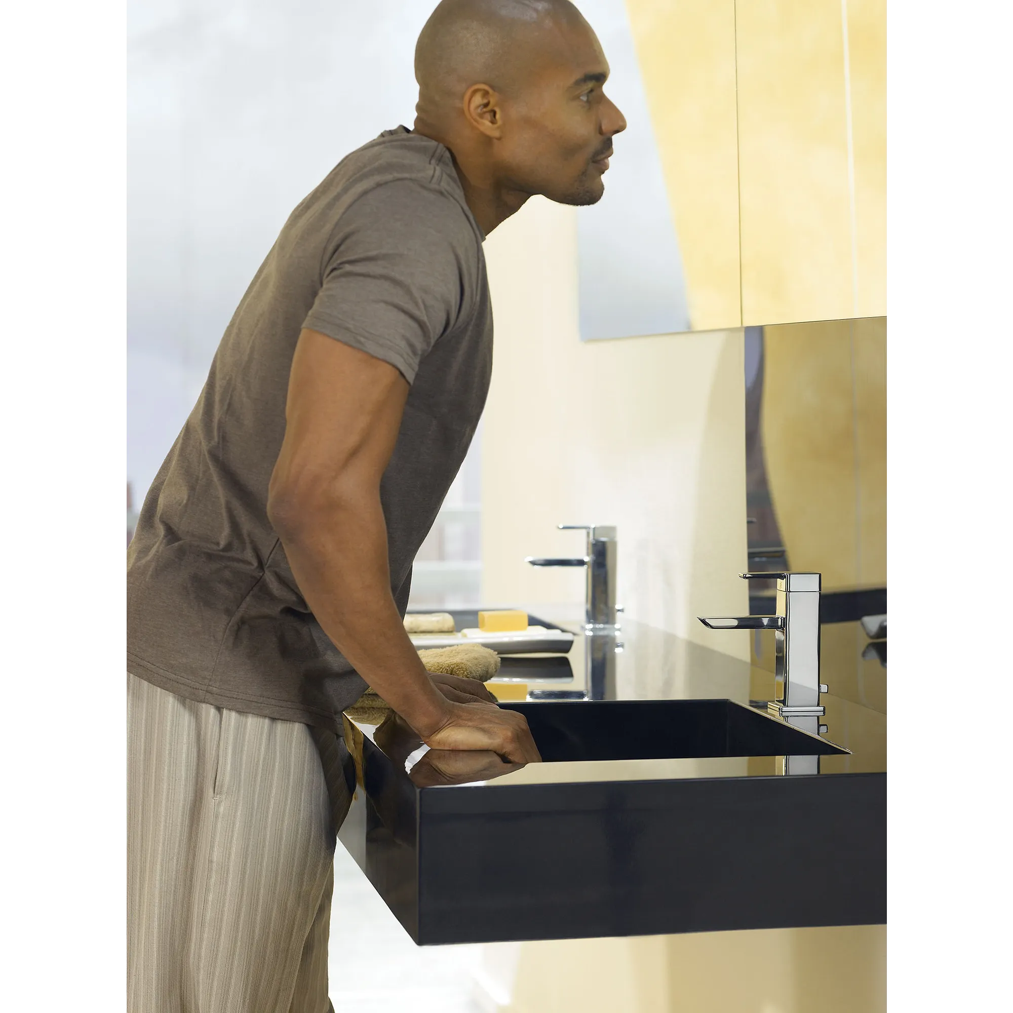 90 Degree Chrome one-handle low arc bathroom faucet - Image 3