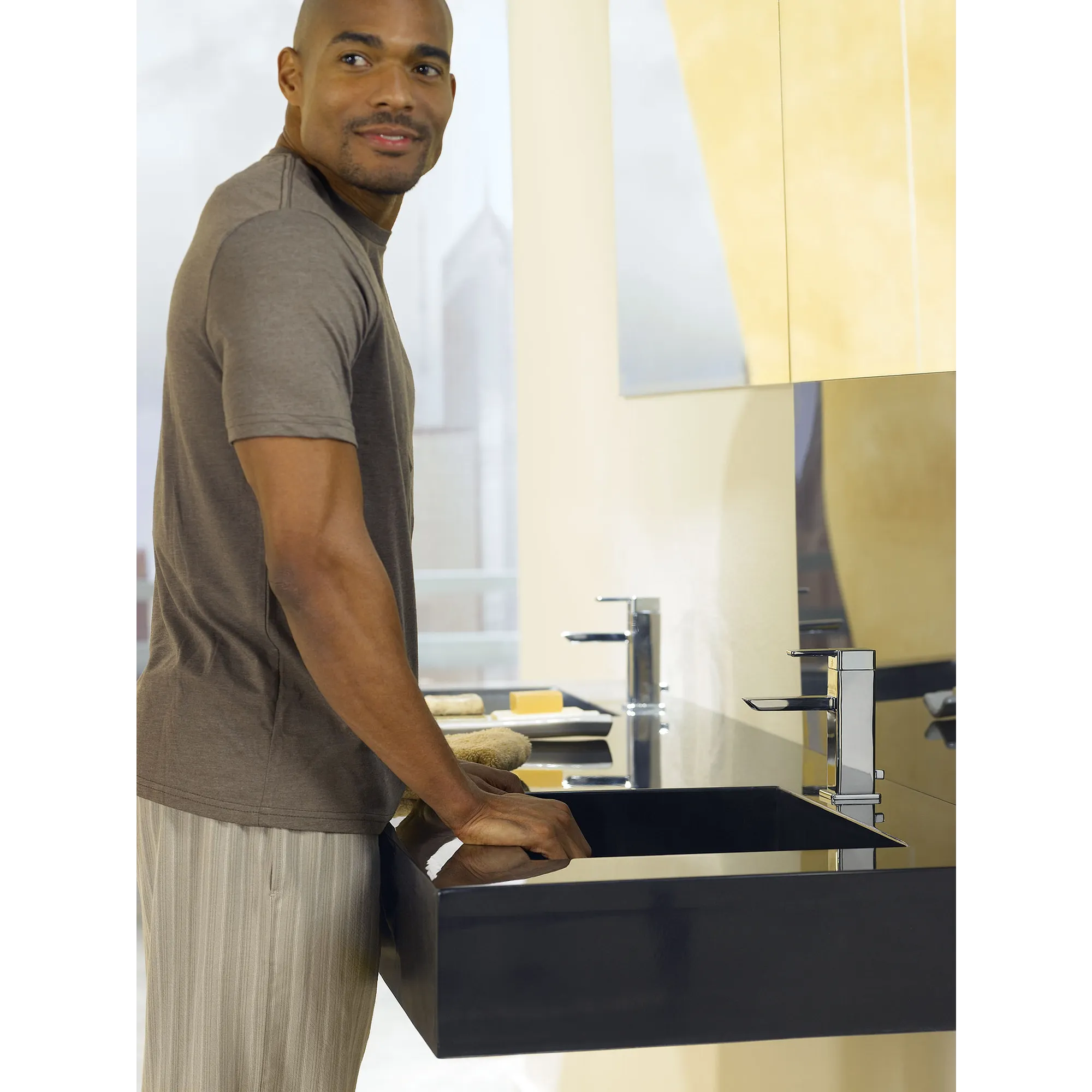 90 Degree Chrome one-handle low arc bathroom faucet - Image 4