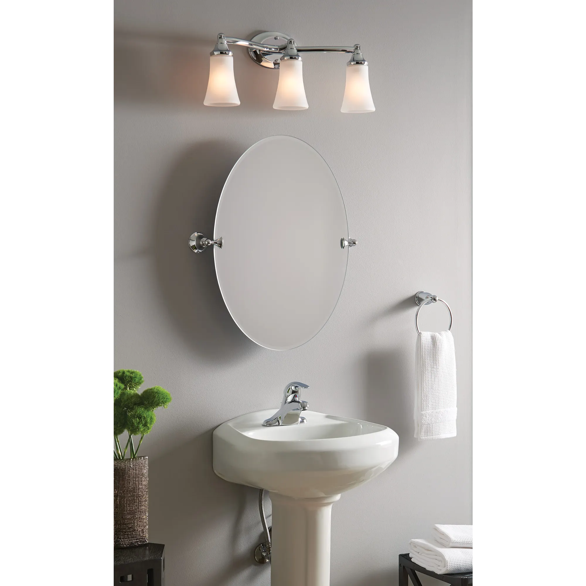 Adler Chrome one-handle low arc bathroom faucet - Image 3