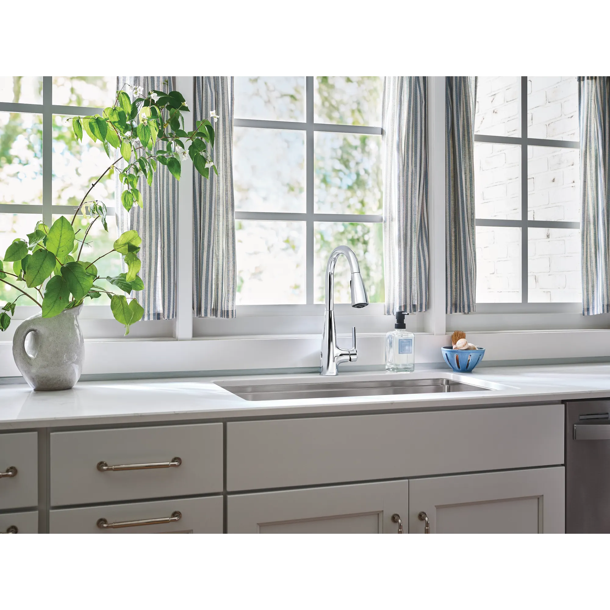 Haelyn MotionSense Wave One-Handle Pulldown Touchless Kitchen Faucet - Image 2