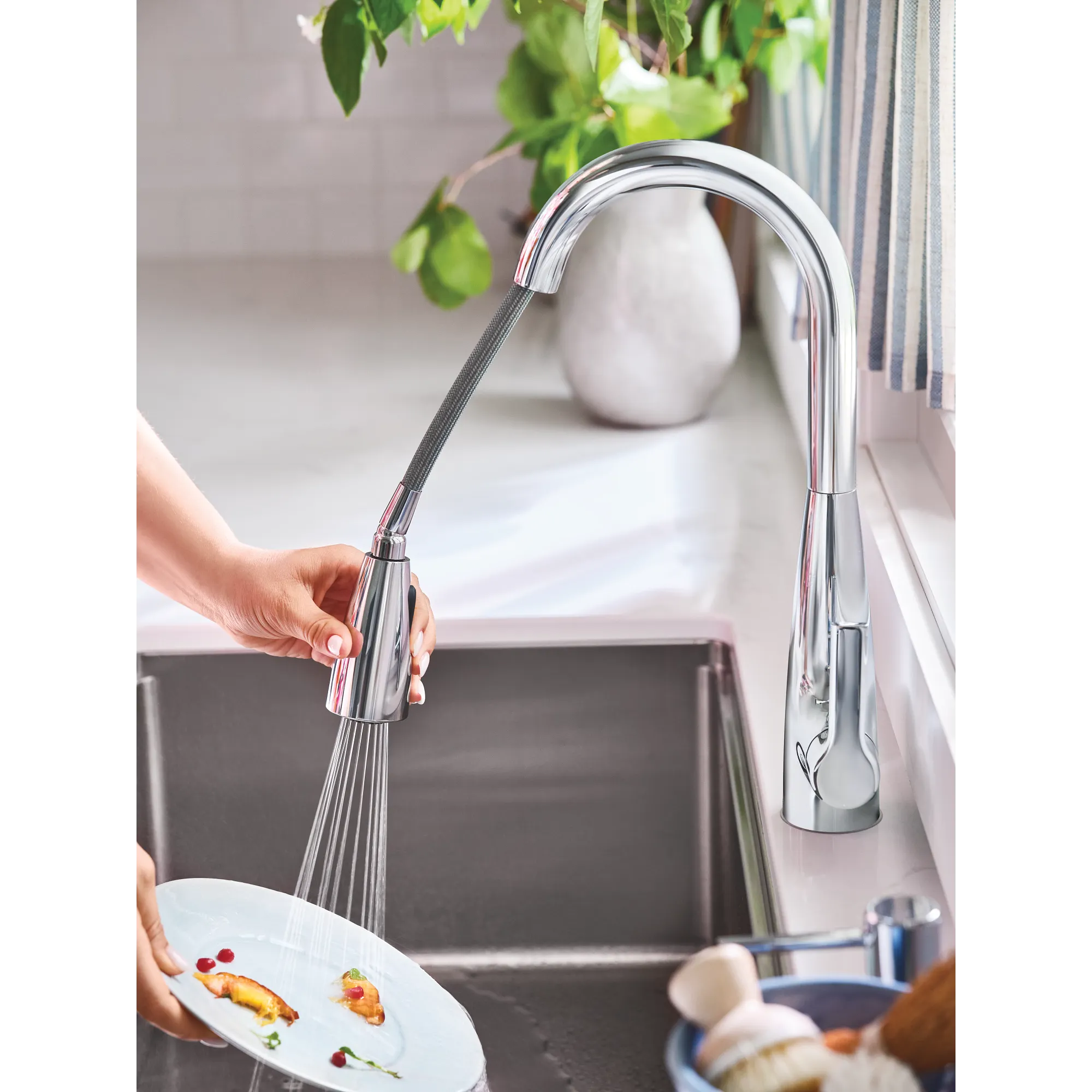 Haelyn MotionSense Wave One-Handle Pulldown Touchless Kitchen Faucet - Image 4