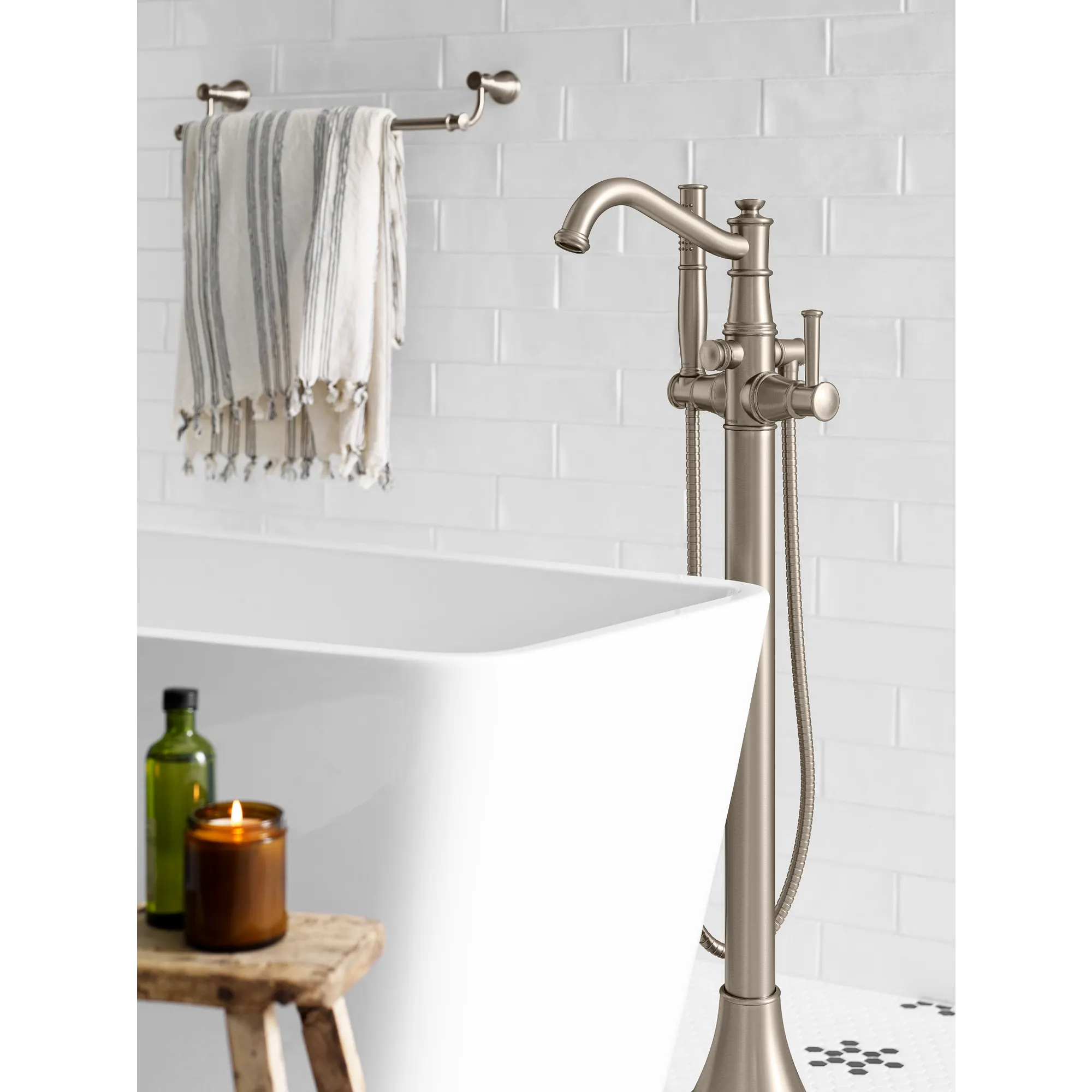 Belfield Chrome one-handle tub filler includes hand shower - Image 3