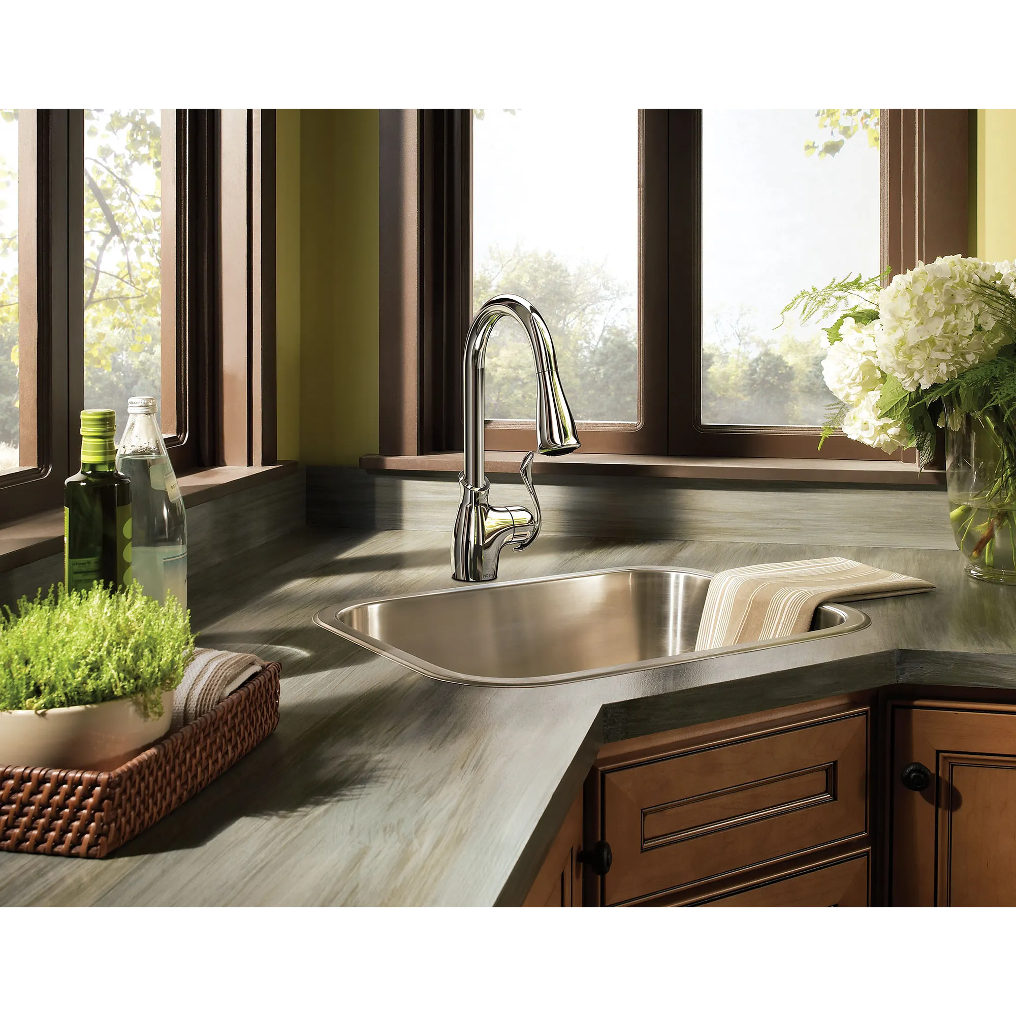 Boutique One-handle High Arc Pulldown Kitchen Faucet - Image 3
