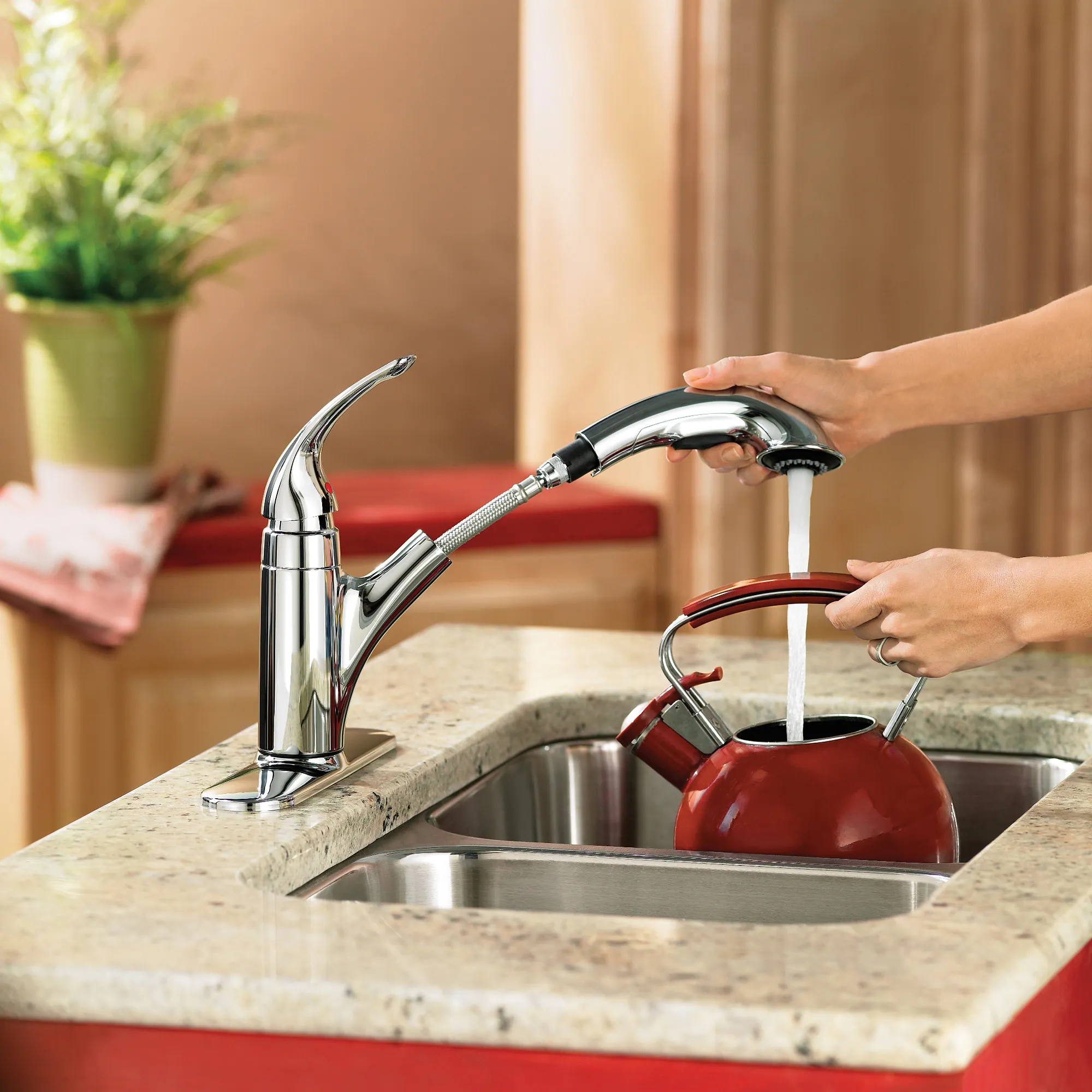Caprillo Chrome one-handle low arc pullout kitchen faucet - Image 2