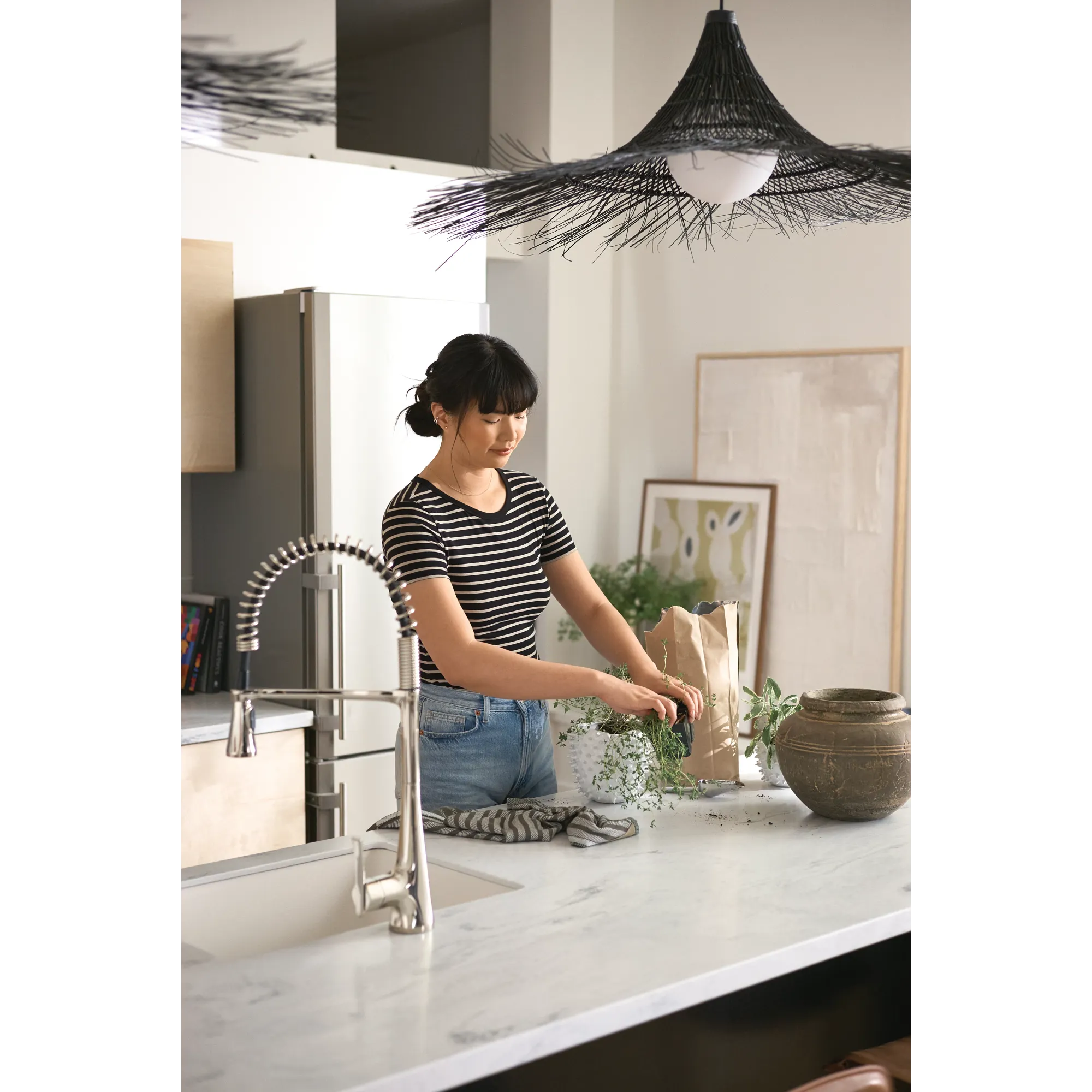Sinema MotionSense Wave One-Handle Pre-Rinse Spring Touchless Kitchen Faucet - Image 21