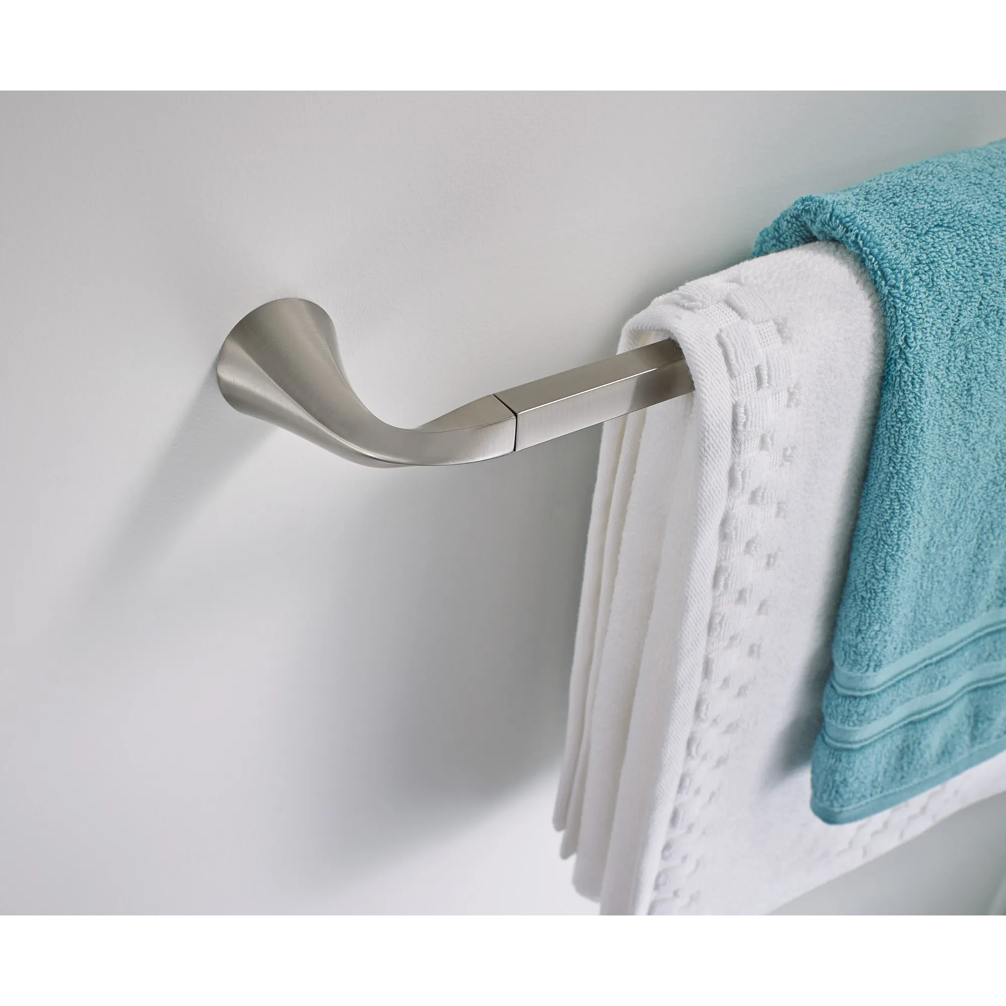 Oxby Brushed nickel 18" Towel Bar - Image 3
