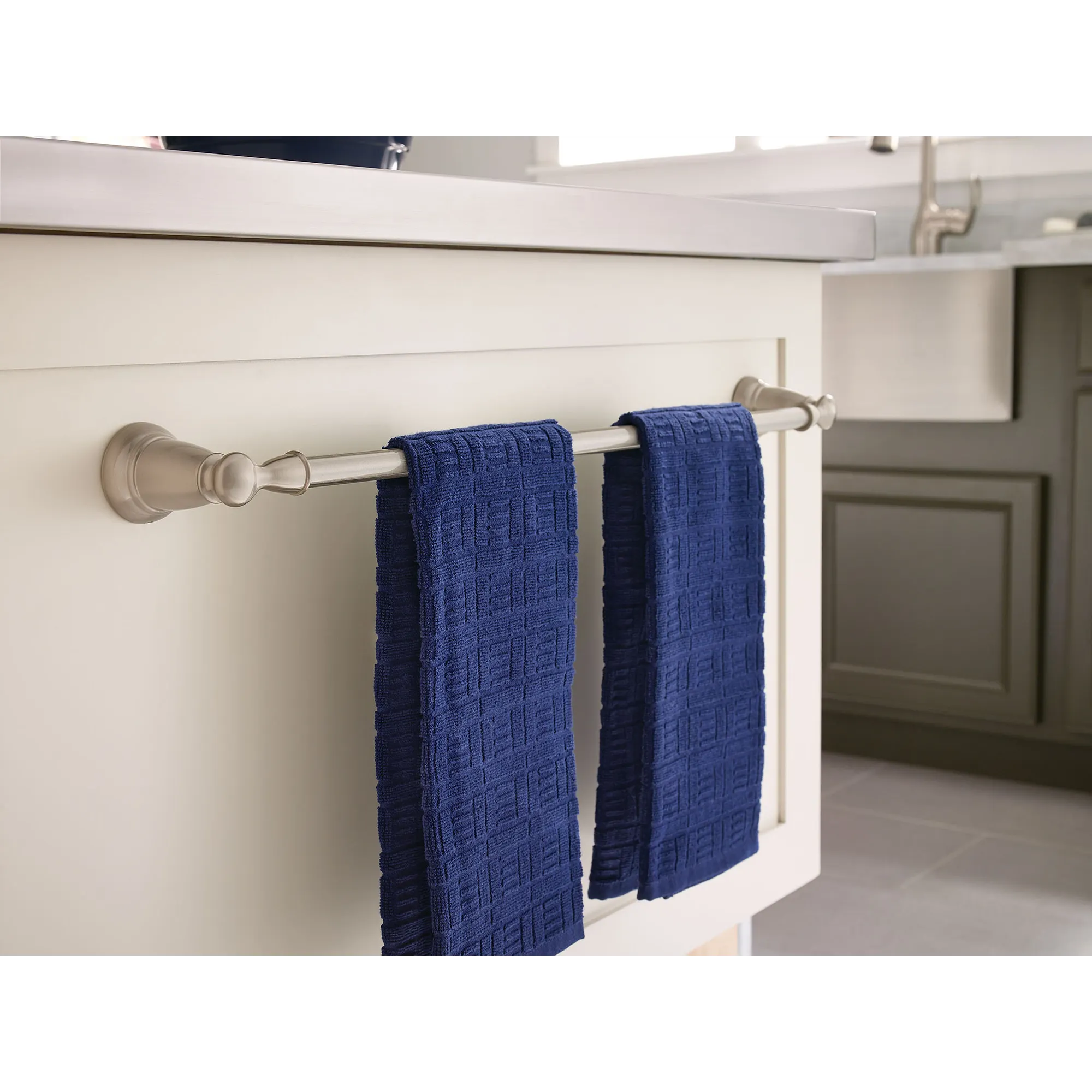 Banbury Chrome 18" Towel Bar - Image 18